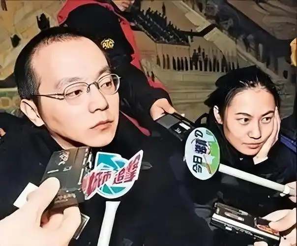 把两位前婆婆当成亲妈帮助情敌女儿出道王菲的格局不一般