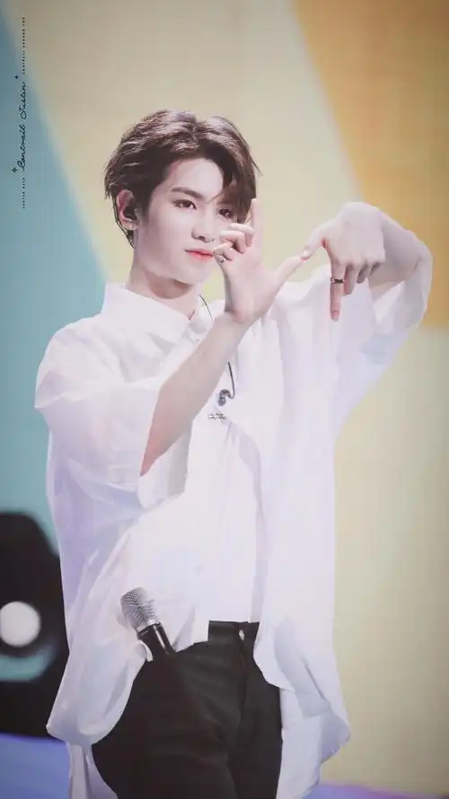 黄明昊,2002年2月19日出生于浙江温州,中国内地男歌手.