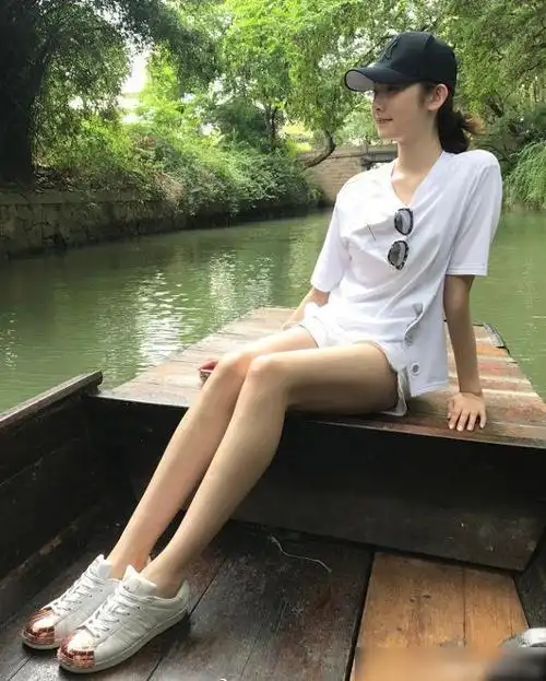 张艺凡腿照着木棍长的穿短裤坐着伸长腿一番对比都快超船宽了