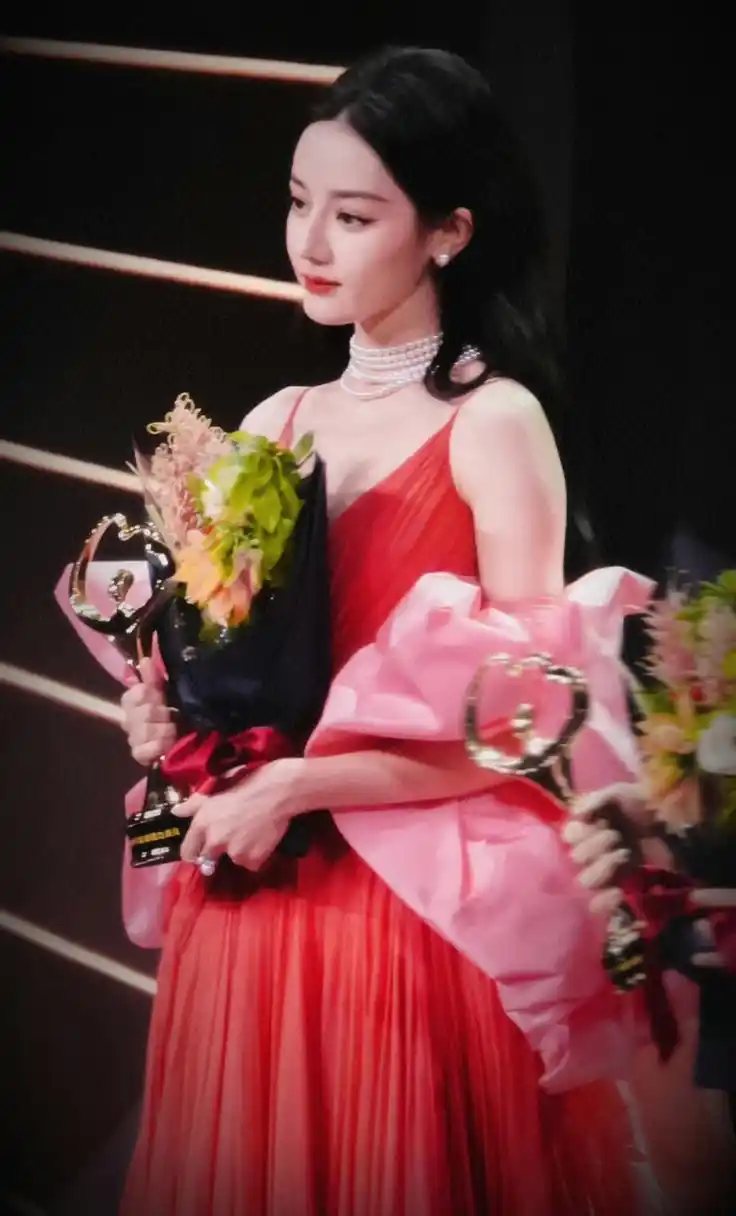 迪丽热巴戴珍珠项链,适配度好高啊.  #迪丽热巴