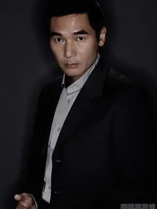 97961963年出生的方中信,应该是70后的记忆老男神.