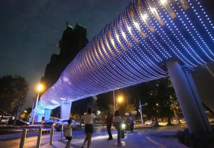 夜晚"点亮"后惊艳所有人宝安惊现新"网红"这条人行天桥的"前身"是怎