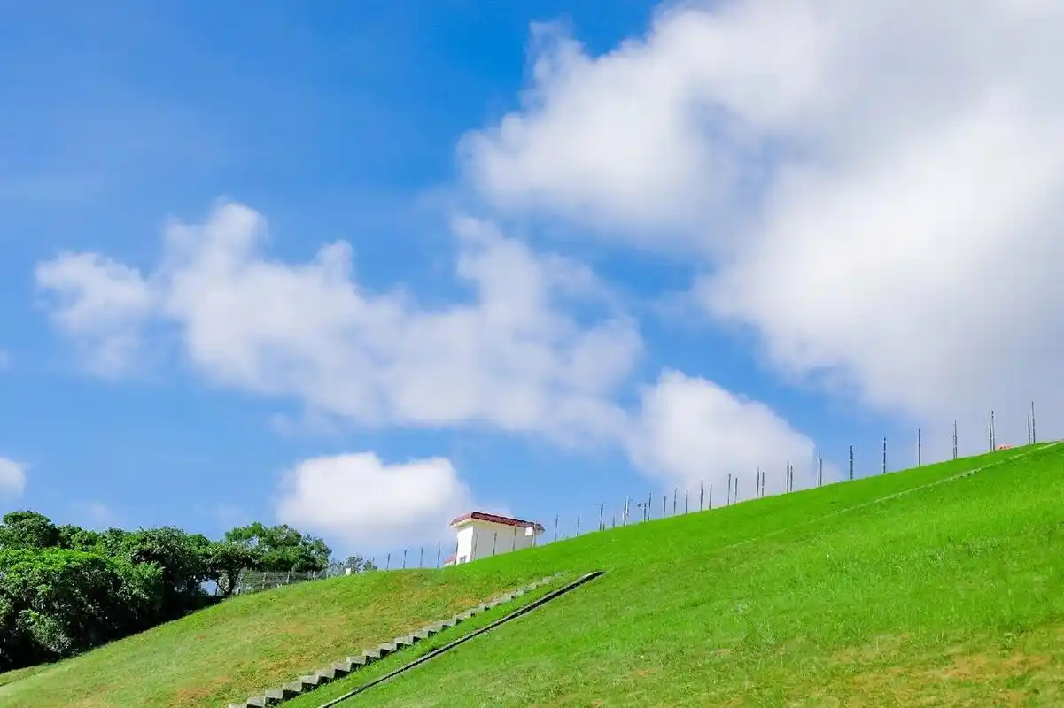 蓝天白云,翠绿的草地,红色的小屋92,行走其中,就像在天空漫步