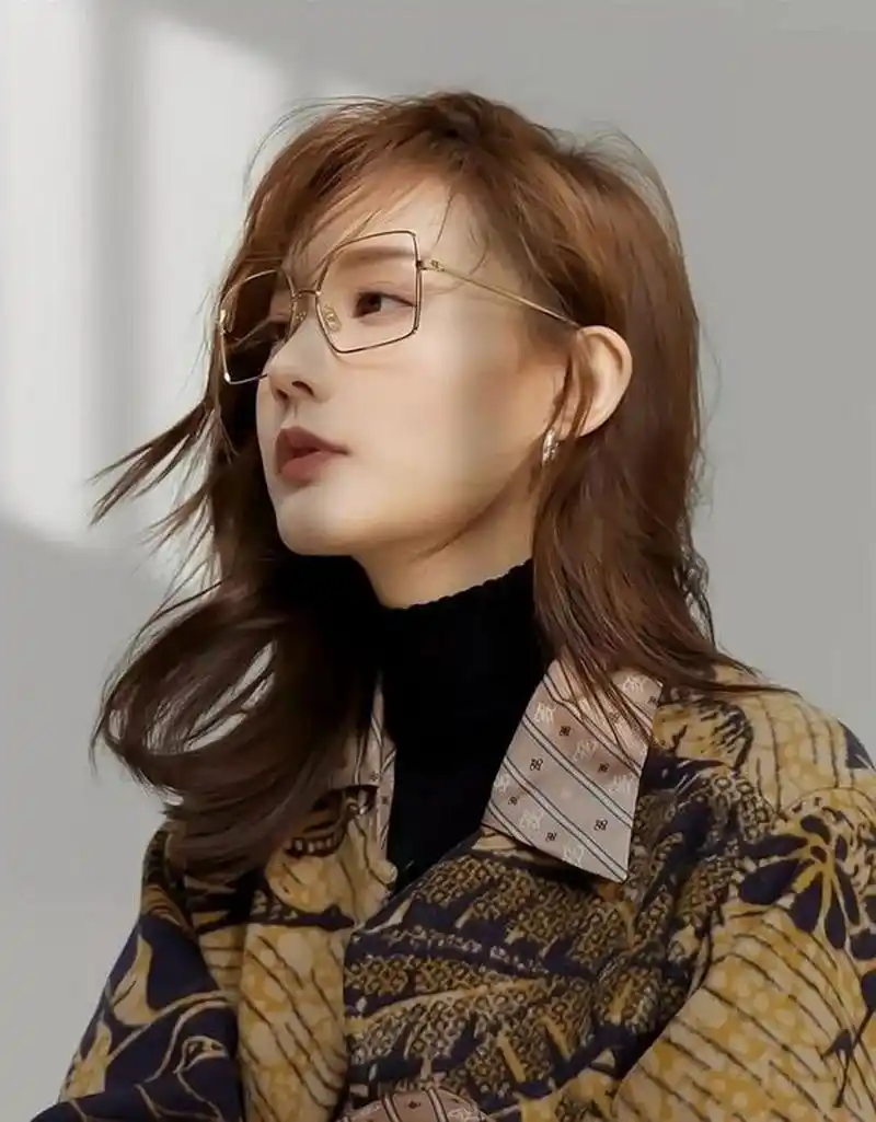 近日,演员李一桐坐飞机脱鞋,被网友拍到,网友:看来美丽与素质无关.