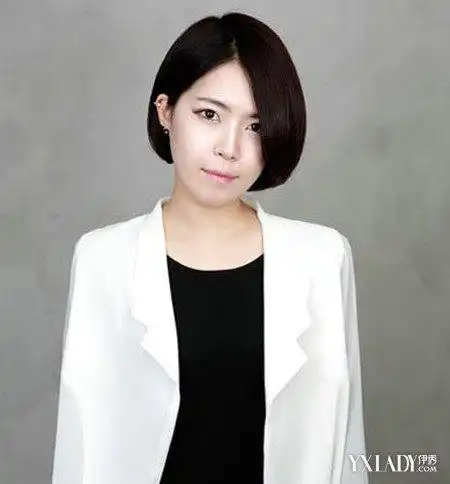 这是一位圆脸的女生,选择的是一款不对称的女生短发型的波波头发型,长