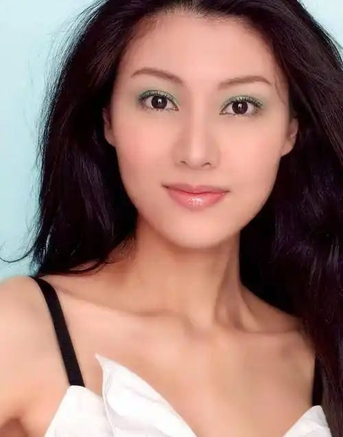 52岁李嘉欣美在生活,素颜抢眼挡不住腿,任意摆拍美妙如花_魅力_年龄