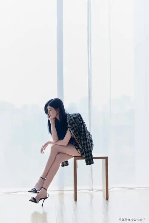 原创赵露思出场好漂亮短裙配马丁靴大长腿抢镜妥妥的轻熟女一枚