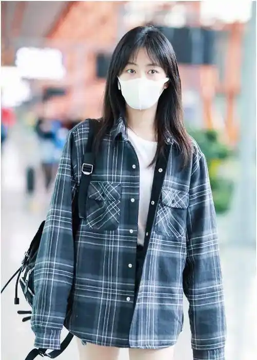 谭松韵机场穿卫衣加阔腿裤轻松休闲又时尚感满满看着超舒服