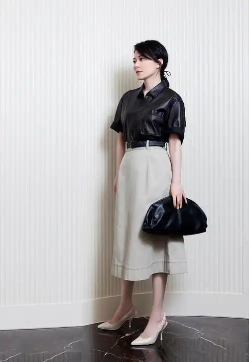 49岁俞飞鸿真是仙子身穿白裙形象气质双满分这玉女腿真是少见