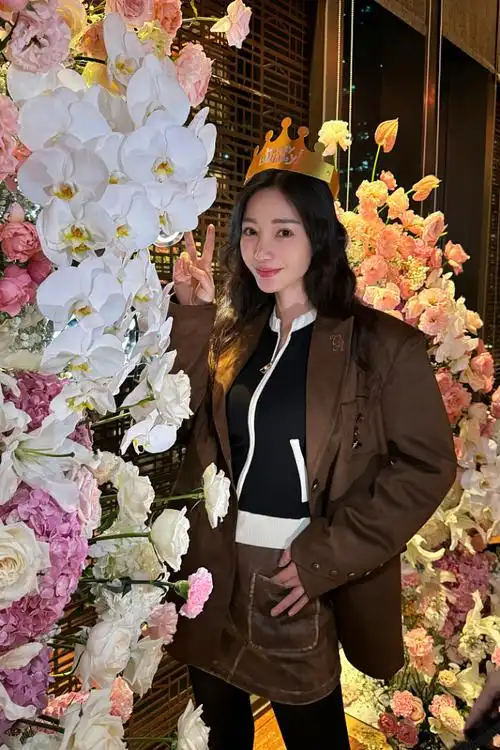 柳岩释出生日随拍花簇旁手捧樱桃蛋糕笑容甜美