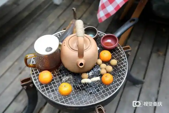 1月22日下午2点,渝北区紫荆路,一排排炭炉沿街摆开,人们围炉而坐,摆上