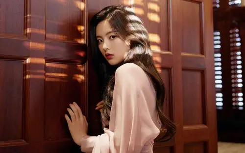 杨超越粉裙甜美高清桌面壁纸