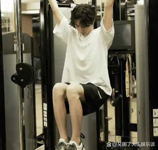 王俊凯健身照引热议,自律成长影响广泛,呼吁理性追星 王俊凯健身照片