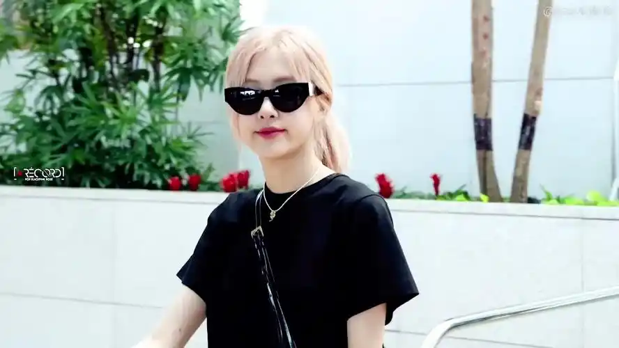 blackpink朴彩英机场街拍,时尚与美貌并存!