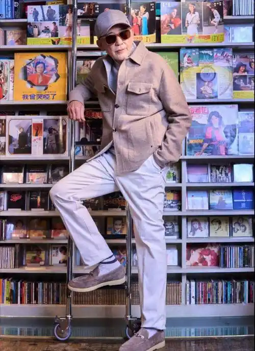 77岁秦汉近况曝光,专访现场摆放林青霞合照,分手30年仍孤单一人_生活