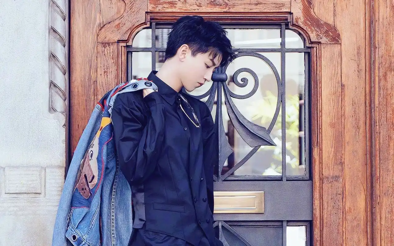 王俊凯高清帅气街拍图片壁纸