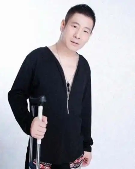 歌手:高峰艺名:高峰生肖:鸡家族成员:妈妈,两个姐姐,一个妹妹宗教信仰