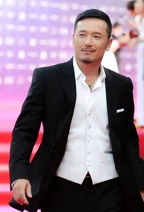 63岁苗侨伟才是"反油腻"男人:穿衣儒雅,仪态正,越老反而越帅_衬衫