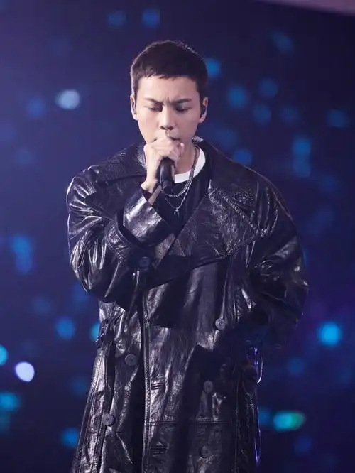 霓虹丛林 系列」蛇头装饰双色渐变钻吊坠项链#2021跨年#陈伟霆