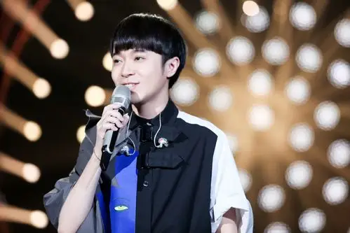 来听吴青峰《那些花儿》民谣首秀