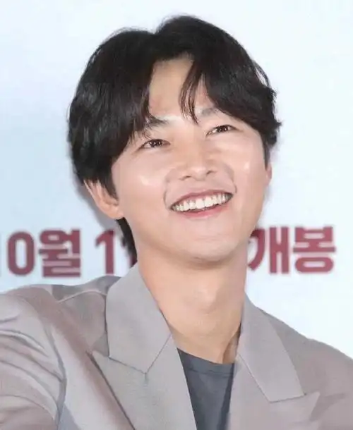 宋仲基带妻子看棒球赛,近状曝光变化超大,路人生图差点认不出|平凡|普