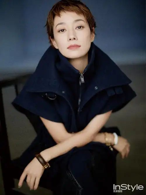 马伊琍最新封面公开 异形鞋跟演绎秋冬风尚