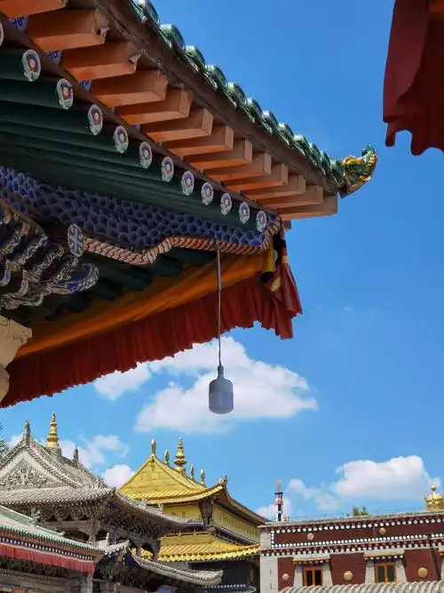 2020年7月27日乘火车赴青海,28日下午游览塔尔寺.