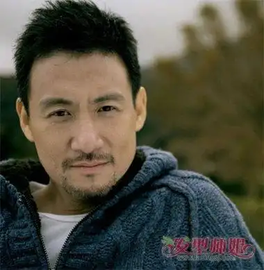 08:20来源:发型师姐编辑:anny 分享到  张学友的显五官短发,毛碎的