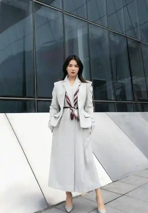 刘涛裙子欣赏事实上,丝袜不仅包括黑色丝袜,还包括肤色丝袜或露腿神器