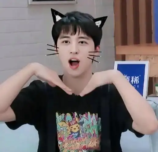 许魏洲最开始学舞蹈是因为小时候看上一双比赛选手的舞鞋,亮晶晶的很