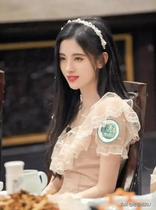 原创四千年时尚美女形象鞠婧祎走红毯突然手舞足蹈