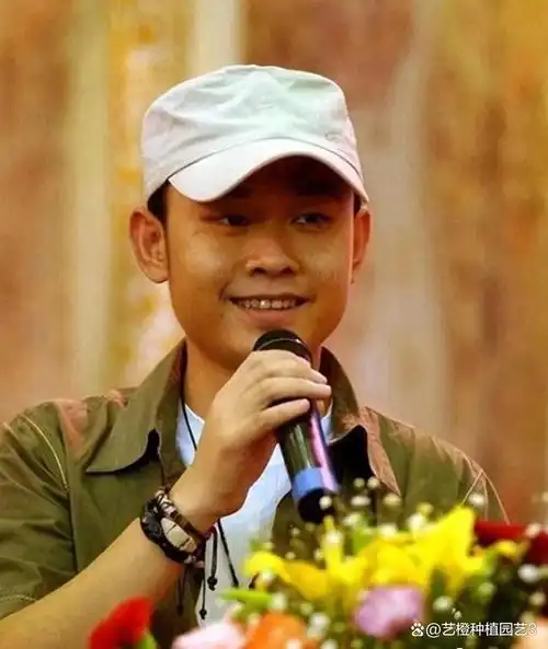 上那位少年是他小时候的照片,然而事实并非如此,那其实是刀郎的哥哥