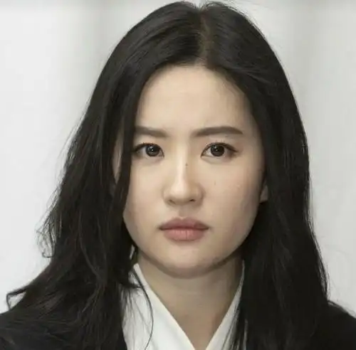 33岁刘亦菲怼脸照片曝光略显疲态颜值能打专心事业感情不顺