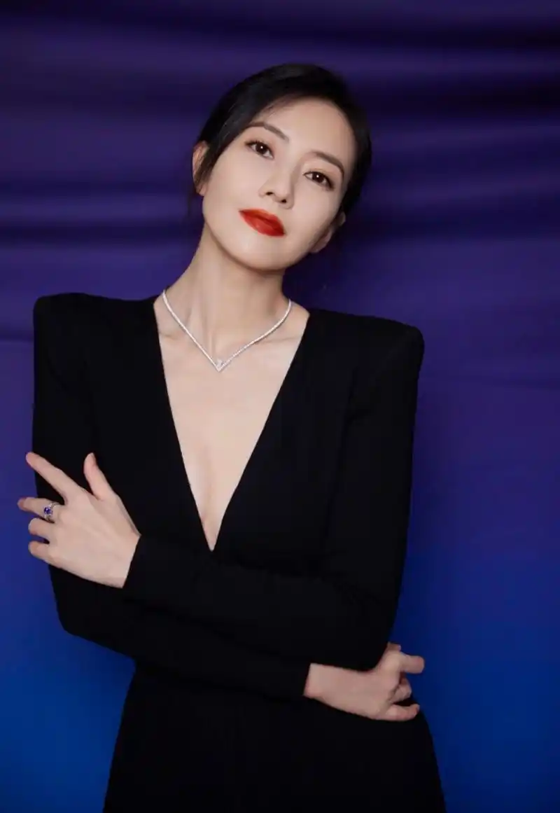 肤白貌美,身材曼妙的性感女神#高圆圆# 丰满傲人的事业线,窈窕淑女