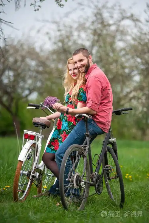 恩爱的小夫妻与自行车