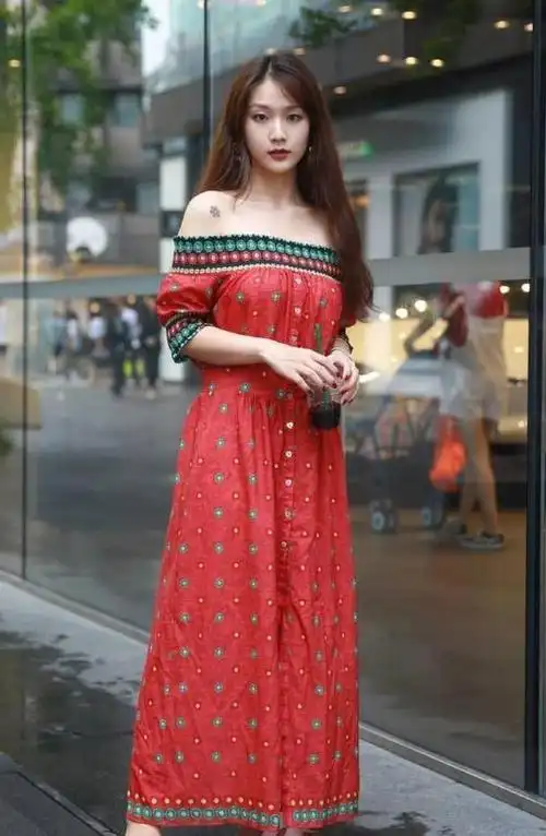 简洁唯美的连衣裙风姿绰约,展现别具优雅的气质女人味