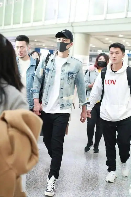 黄景瑜穿牛仔外套配黑色长裤现身 口罩遮面助理一路护送帅气十足