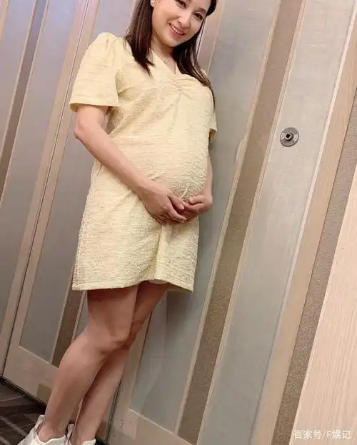 妻子露出大孕肚,我们看到她的第三胎肚子已经很大了,不过四肢和脸看