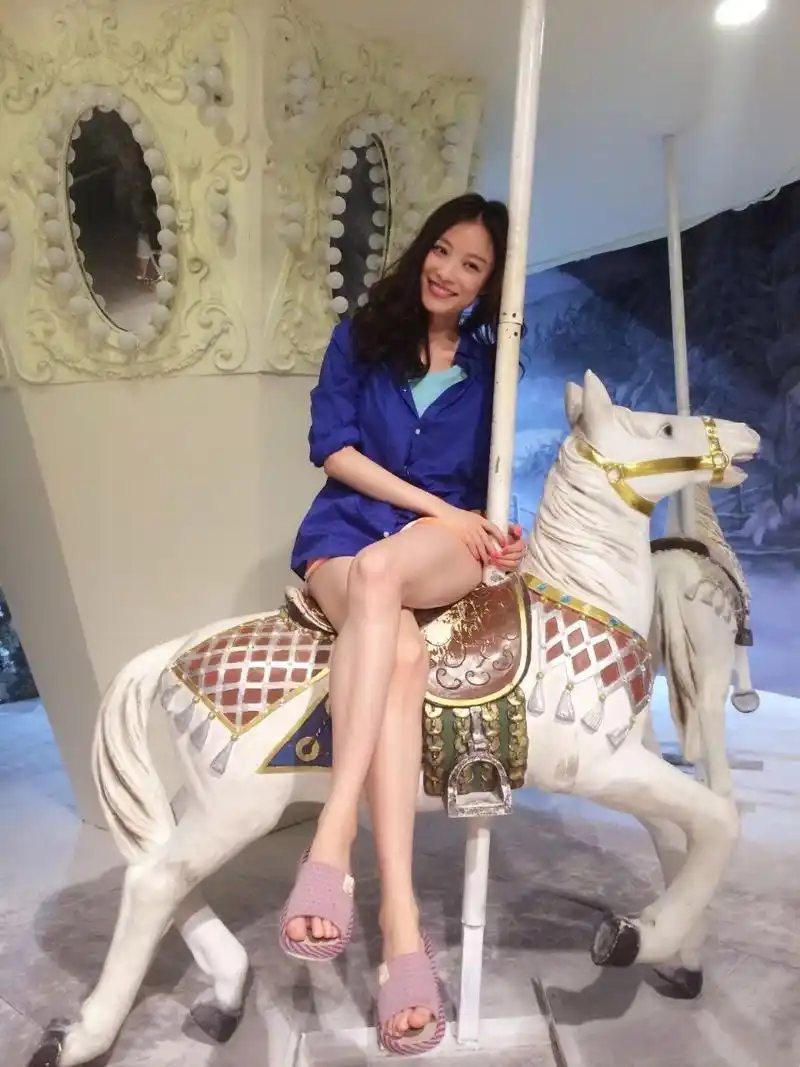 倪妮也是大长腿#女明星# #美女写真# #娱圈新动向