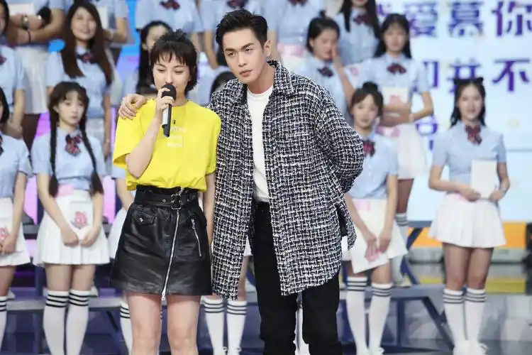 张若昀《快乐大本营》玩心跳测试仪 与吴昕暖心合唱《追光者》