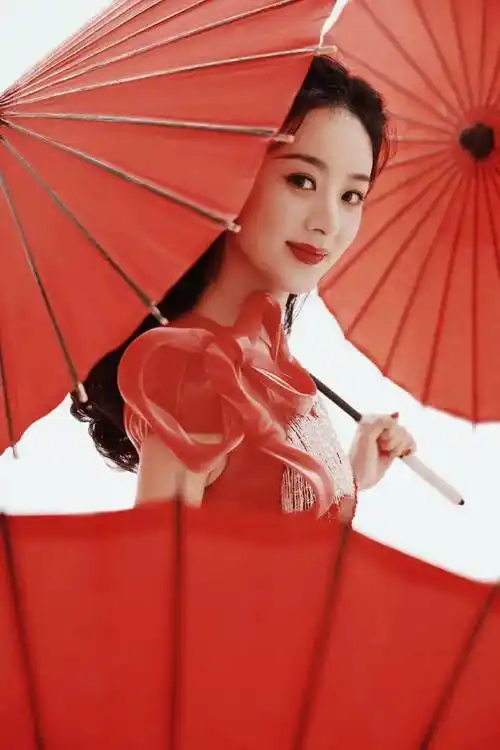 赵丽颖春晚惊艳登场网友礼服造型国风美