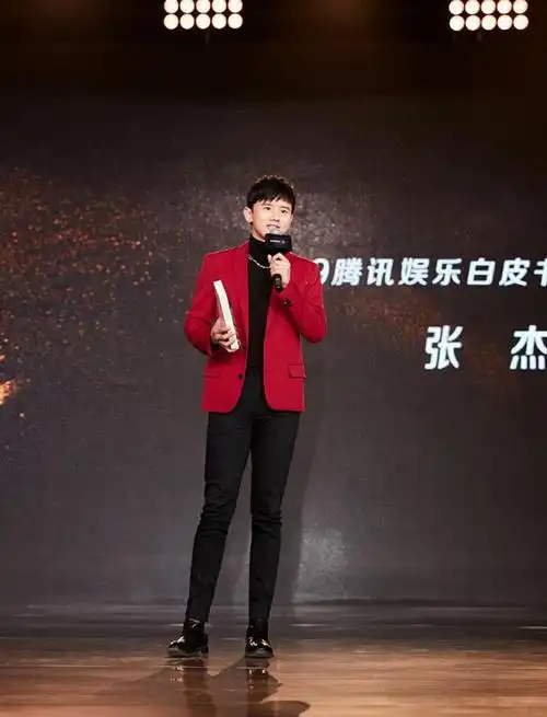 张杰现身活动穿红色风衣搭衬衫再系一条领带可有气质了