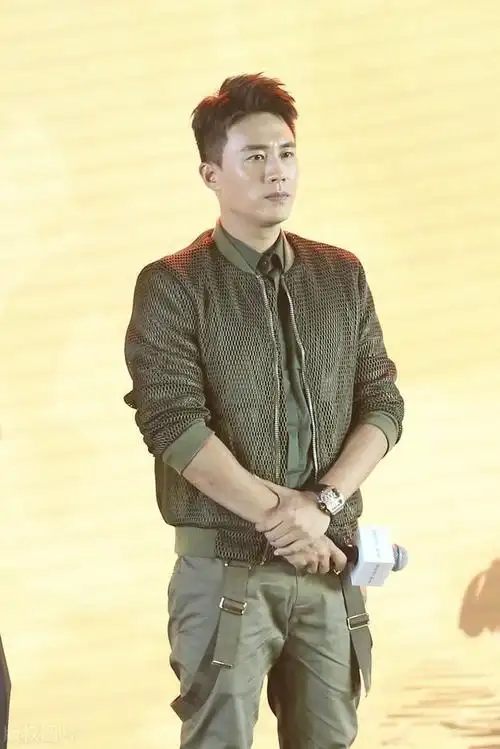 动作被吐槽实在太油腻,本尊灵魂发问震惊网友|演员|管虎|谢霆锋|谢贤