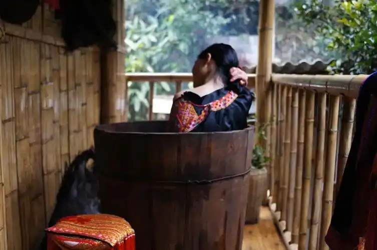 瑶族药浴▲坳瑶黄泥鼓舞纯净无污染的星空,甘甜凛冽的山泉水,圣堂山