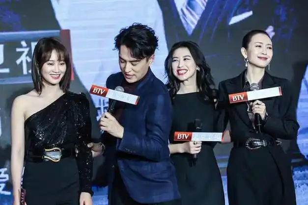 靳东和三位大美女的合影都穿着统一黑色系气质却截然不同