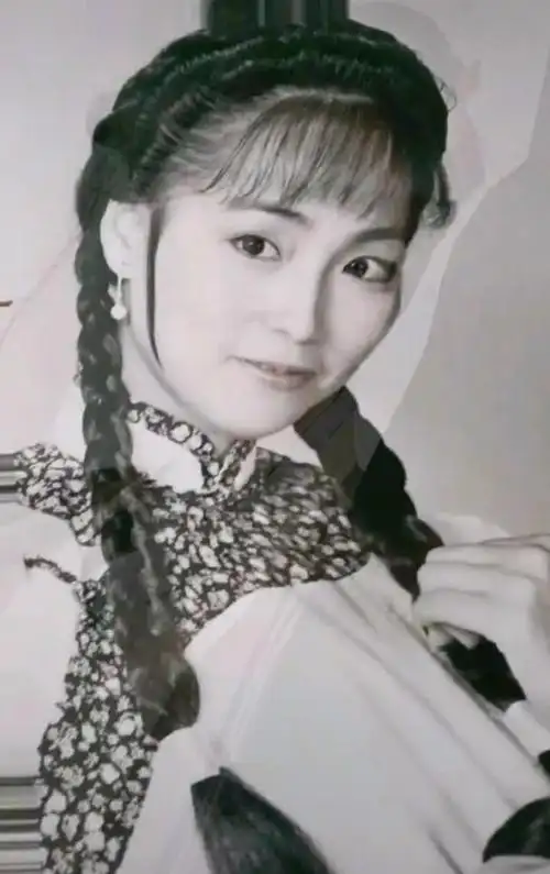 "石榴姐"苑琼丹年轻时真漂亮,她骗了我们好多年