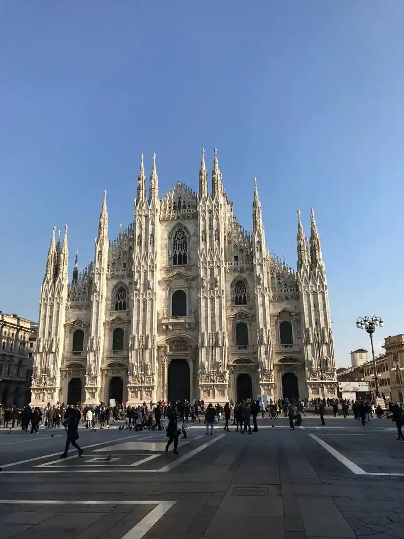 分享建筑之美--米兰大教堂!意大利著名的天主教堂,位于意大利 - 抖音