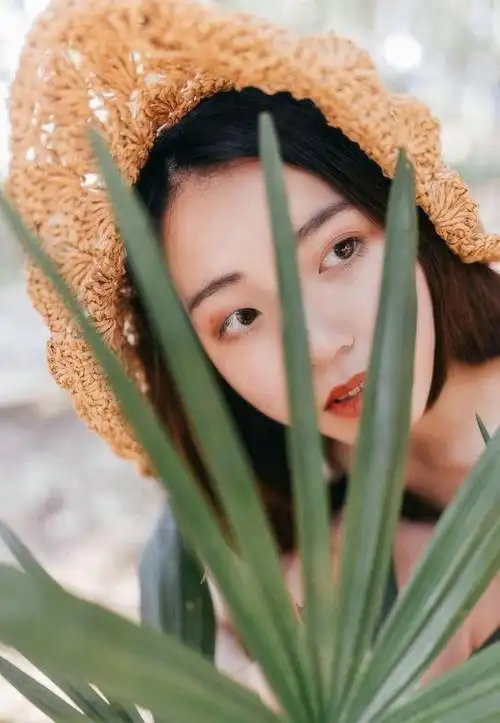 清秀少女户外吃瓜优雅阳光唯美下写真