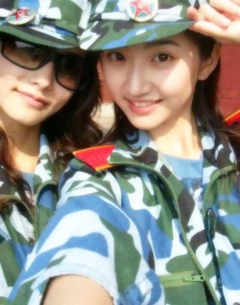 景甜的军训照比起同学们,更显出独特的魅力!