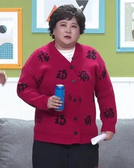 央视春晚演小品不忘宣传新电影贾玲的衣服好适合扫福